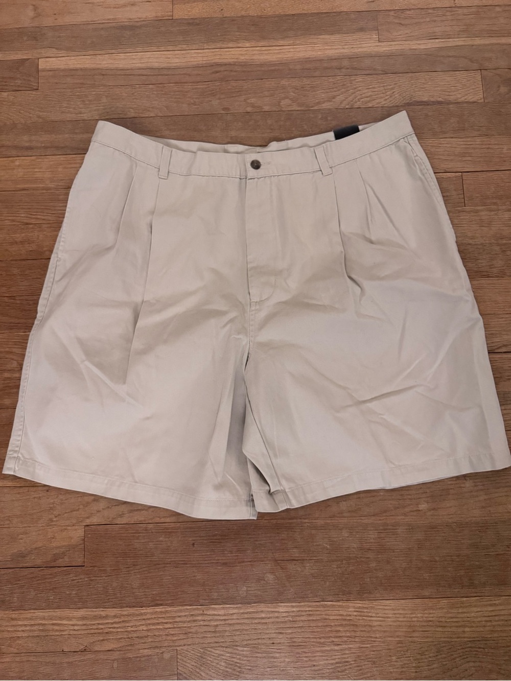 NWT Consensus Men's Beige Pleated Chino Shorts - Size 42 (Measures 38)
 b29